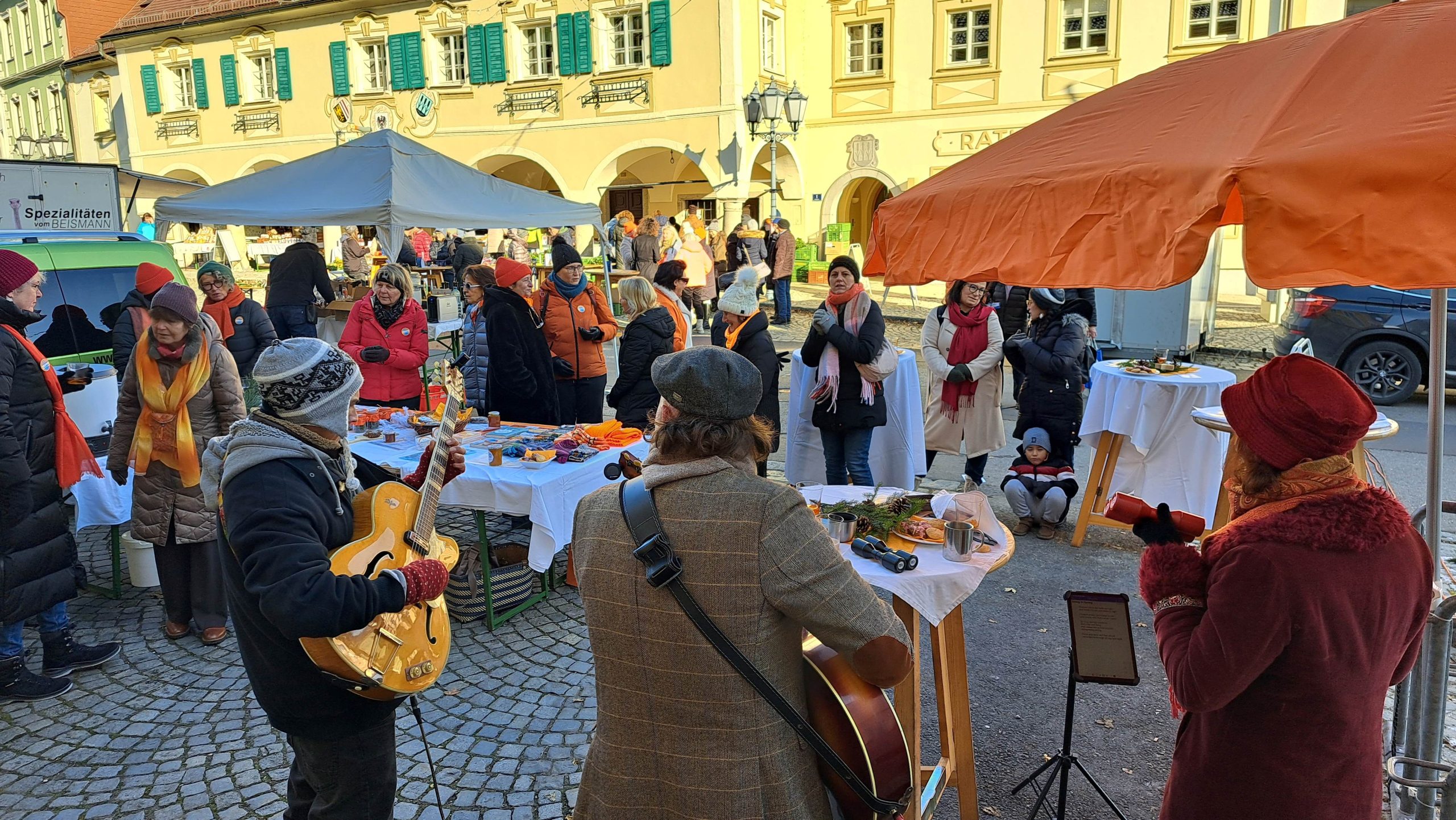 Auftritt in Orange beim Rohrbacher Wochenmarkt